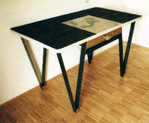 Tisch mit einer Platte aus Beton, polierte Schreibflche 